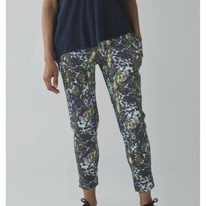 Lululemon Womens Jet Crop‎ Luxtreme Slim Floral Sport White Multi Size 2 Pants